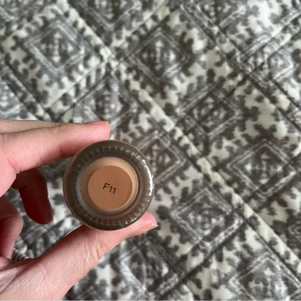 Revolution Conceal & Hydrate Radiance Foundation with Hylaronic Acid F11